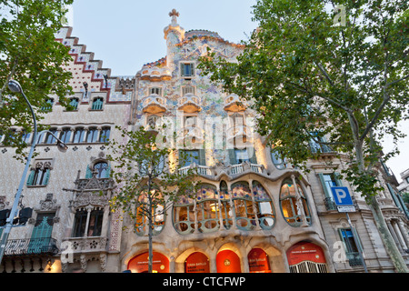 Nacht-Foto von der Casa Battlo Gebäude entworfen von dem katalanischen Architekten Antoni Gaudi in Paseo de Gracia in Barcelona, Stockfoto