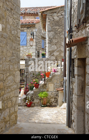 Straßenszene in Gourdon, Côte d ' Azur, Alpes-Maritimes, Provence-Alpes-Côte d ' Azur, Frankreich Stockfoto