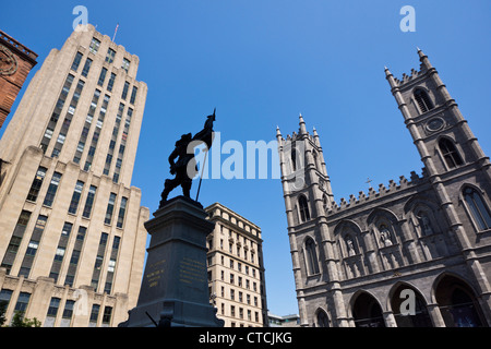 Maisonneuve Monument und Notre-Dame Basilika, Place d'Armes Square, Montreal, Quebec, Kanada. Stockfoto