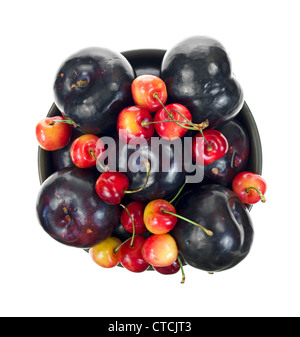 Kirschen und Pflaumen in Schüssel Stockfoto