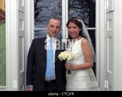 Porträt von Braut und Bräutigam bei der Hochzeit am Standesamt, Merton In Morden Park House England Stockfoto