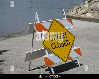 Straße geschlossen anmelden einer überfluteten Straße Stockfoto