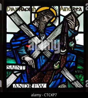 Guildford Surrey England die Kathedrale des Heiligen Geistes Glasfenster Saint Andrew mit Kreuz und Fischernetz Stockfoto