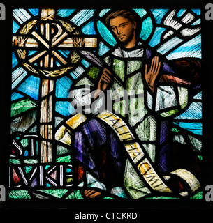 Guildford Surrey England die Kathedrale des Heiligen Geistes gebeizt Glas Fenster Saint Luke und Chi-Rho-Symbol Stockfoto