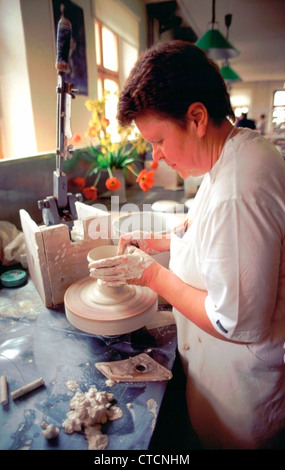 März 2004. Schloss Nymphenburg, München, Deutschland. Eine Arbeitskraft in der Porzellanfabrik arbeitet auf einem Teller geworfen - das Rad ist Wasser mit Strom versorgt. Stockfoto