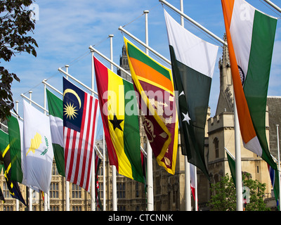 verschiedene staatliche Fahnen vor Haus des Parlaments in London UK Stockfoto