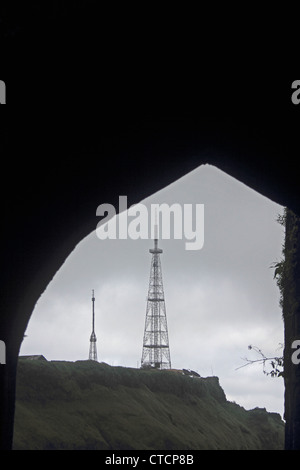 Einen Fernseher empfangen Signalsäule Sinhanghad Pune, Maharashtra, Indien Stockfoto