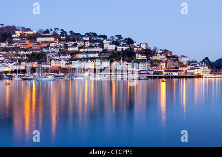 Abenddämmerung Schuss Kingswear über den Fluss Dart aus Dartmouth Devon England UK Stockfoto