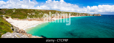 Panoramablick von Porthcurno Strand und Treen Klippen aus der Coastpath in der Nähe der Minack Cornwall England UK Stockfoto