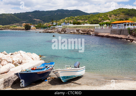 Kleine Boote vertäut am Kamiros Skala andocken, Rhodos Griechenland Stockfoto