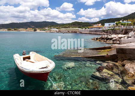 Kleine Boote vertäut am Kamiros Skala andocken, Rhodos Griechenland Stockfoto