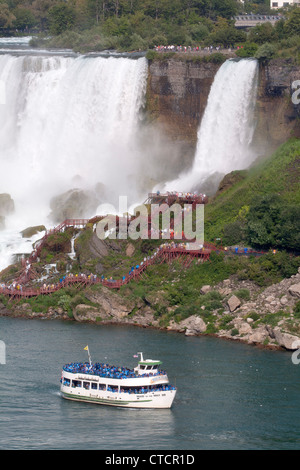 Mädchen der Nebel Fähre unter Niagara Falls (American Falls), New York, Vereinigte Staaten von Amerika Stockfoto