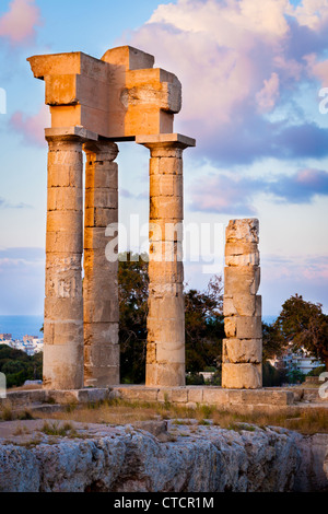 Abendlicht auf der Akropolis von Rhodos auf dem Monte Smith auf der Insel Rhodos in Griechenland. Stockfoto