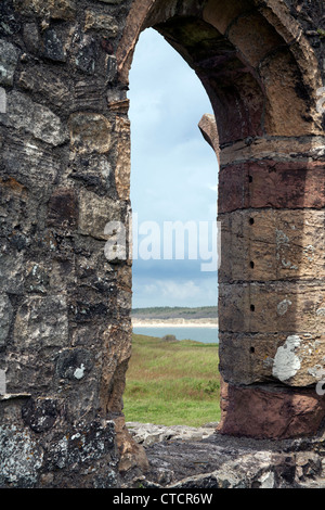 Blick durch das Fenster von der Ruine aus dem 16. Jahrhundert Kirche von St Dwynwenon Llanddwyn Insel Anglesey Nord-Wales Stockfoto