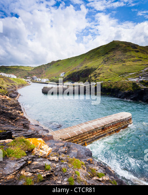 Der Eingang zum Hafen von Boscastle an der Nordküste von Cornwall Stockfoto