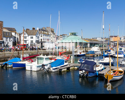 Sonniger Tag am Hafen in der Barbican Gegend von Plymouth Devon England UK Stockfoto