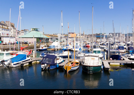 Sonniger Tag am Hafen in der Barbican Gegend von Plymouth Devon England UK Stockfoto