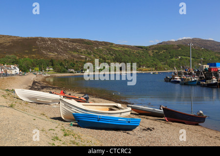 Boote am Strand von Loch Broom Fischerhafen am nordwestlichen Highlands Küste gestrandet. Ullapool Wester Ross Highland, Schottland, Vereinigtes Königreich Stockfoto