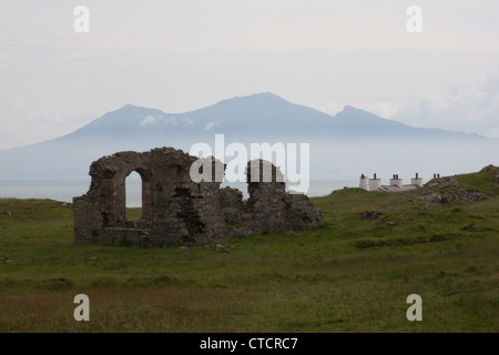 Ruinen von der aus dem 16. Jahrhundert Kirche von St Dwynwenon Llanddwyn Insel Anglesey North Wales Stockfoto