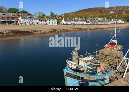 Boot mit Hummer-Töpfe im Loch Broom Fischerhafen am nordwestlichen Highlands Küste in Ullapool Wester Ross Highland Scotland UK Stockfoto