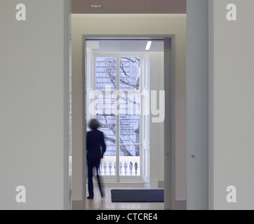 Goethe-Institut, London, Vereinigtes Königreich. Architekt: Blauel Architekten, 2012. Blick durch Tor mit Figur in Bewegung. Stockfoto