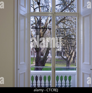 Goethe-Institut, London, Vereinigtes Königreich. Architekt: Blauel Architekten, 2012. Detail-Fenster mit Blick durch und deutschen idio Stockfoto