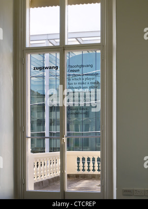 Goethe-Institut, London, Vereinigtes Königreich. Architekt: Blauel Architekten, 2012. Detail-Fenster mit Blick durch und deutschen idio Stockfoto