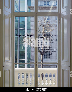 Goethe-Institut, London, Vereinigtes Königreich. Architekt: Blauel Architekten, 2012. Detail-Fenster mit Blick durch und deutschen idio Stockfoto