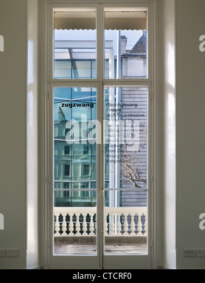 Goethe-Institut, London, Vereinigtes Königreich. Architekt: Blauel Architekten, 2012. Detail-Fenster mit Blick durch und deutschen idio Stockfoto