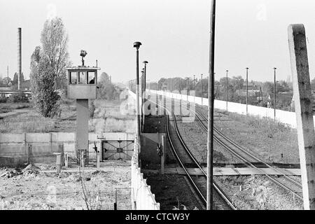 Die Berliner Mauer und Uhr Turm in Staaken während des Kalten Krieges im Jahr 1983 Stockfoto