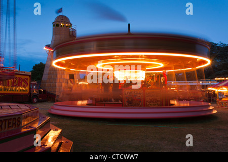Eine traditionelle Dampf angetriebene Karussell auf der Carters Steam Fair, England. Stockfoto