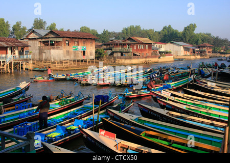 Boote warten auf Touristen, Nyaung Shwe, Inle-See, Shan Staat, Myanmar, Südostasien Stockfoto