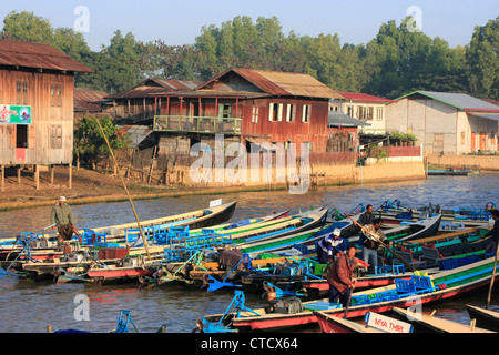 Boote warten auf Touristen, Nyaung Shwe, Inle-See, Shan Staat, Myanmar, Südostasien Stockfoto