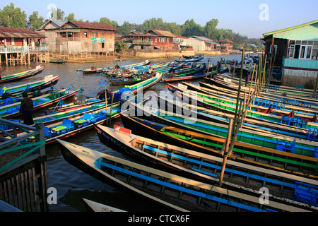 Boote warten auf Touristen, Nyaung Shwe, Inle-See, Shan Staat, Myanmar, Südostasien Stockfoto