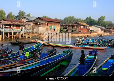 Boote warten auf Touristen, Nyaung Shwe, Inle-See, Shan Staat, Myanmar, Südostasien Stockfoto