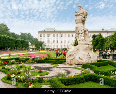 Die wunderschönen Gärten des Schloss Mirabell Palace in Saltzburg, Österreich Stockfoto