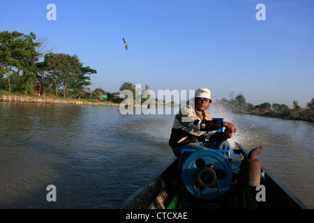 Burmesische Bootsmann fahren am Inle-See, Shan Staat, Myanmar, Südostasien Stockfoto