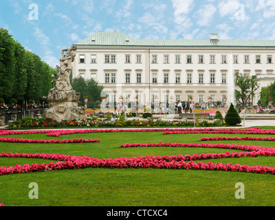 Die wunderschönen Gärten des Schloss Mirabell Palace in Saltzburg, Österreich Stockfoto