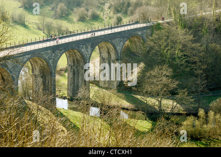 die stillgelegten Eisenbahnviadukt bei monsal Kopf in monsal Dale in der Peak District Nationalpark derbyshire Stockfoto