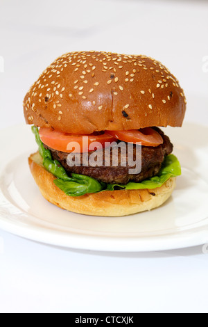 Hamburger auf Platte Stockfoto