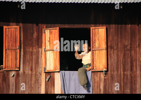 Burmesische Frau aus Pfahlbauten Haus Fenster, Inle-See, Shan-Staat, Myanmar, Südostasien Stockfoto