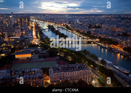 Ein Nacht-Panorama von Paris aus dem zweiten Stock des Eiffelturms in Paris, Frankreich. Stockfoto