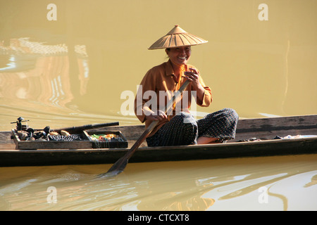 Frau - Souvenir-Verkäufer in einem Boot, Inle-See, Shan-Staat, Myanmar, Südostasien Stockfoto