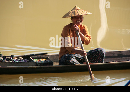 Frau - Souvenir-Verkäufer in einem Boot, Inle-See, Shan-Staat, Myanmar, Südostasien Stockfoto