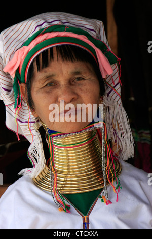 Porträt von lang-necked Frau aus Padaung Tribe, Inle-See, Shan-Staat, Myanmar, Südostasien Stockfoto