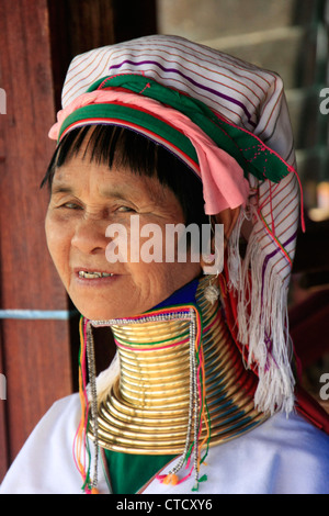 Porträt von lang-necked Frau aus Padaung Tribe, Inle-See, Shan-Staat, Myanmar, Südostasien Stockfoto
