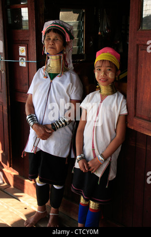 Lang-necked Frau und Mädchen aus Padaung Tribe, Inle-See, Shan-Staat, Myanmar, Südostasien Stockfoto