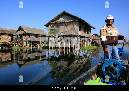 Burmesische Schiffer Fahrt durch schwimmende Dorf, Inle-See, Shan-Staat, Myanmar, Südostasien Stockfoto