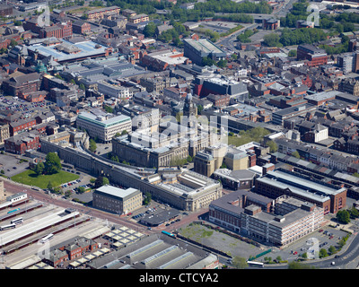 Bolton Stadtzentrum aus der Luft, North West England UK, zeigt das Rathaus & Civic-Viertel Stockfoto