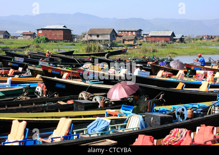 Boote warten auf Touristen, Nyaung Shwe, Inle-See, Shan Staat, Myanmar, Südostasien Stockfoto